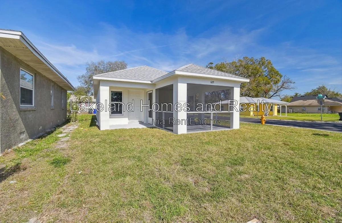 3 bed, 2.0 bath, 1100 sqft, $1,750 — Photo 2