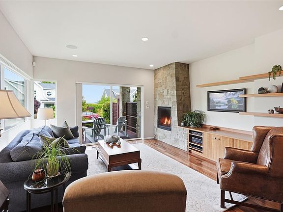 3rd image of 880 Bluffs Dr