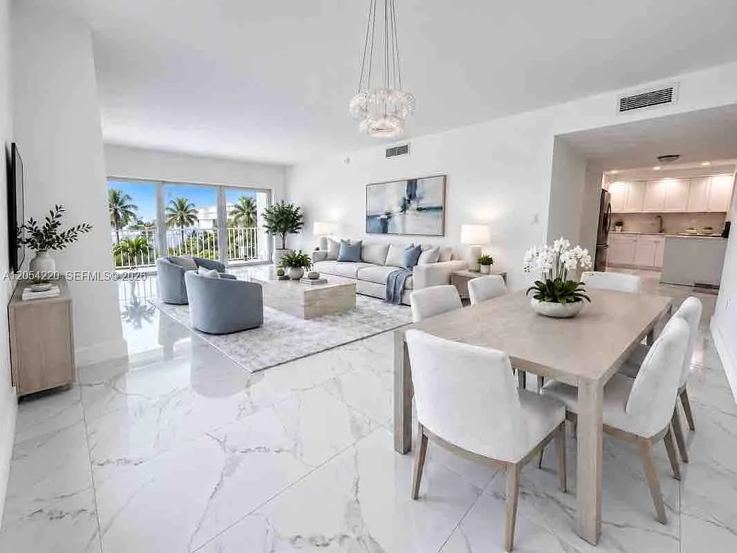 Arlen House West Condo — Photo 1