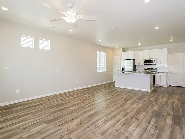 33 N Riverside Dr — Photo 12