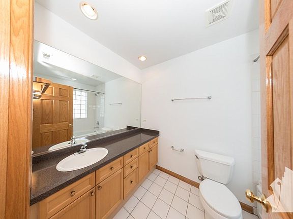 5th image of 2743 N Southport Ave #1