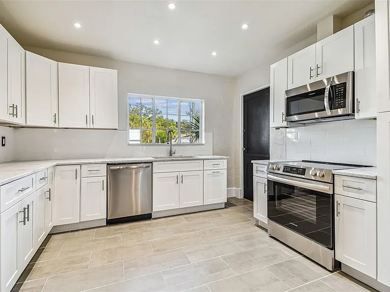2102 W La Salle St — Photo 24