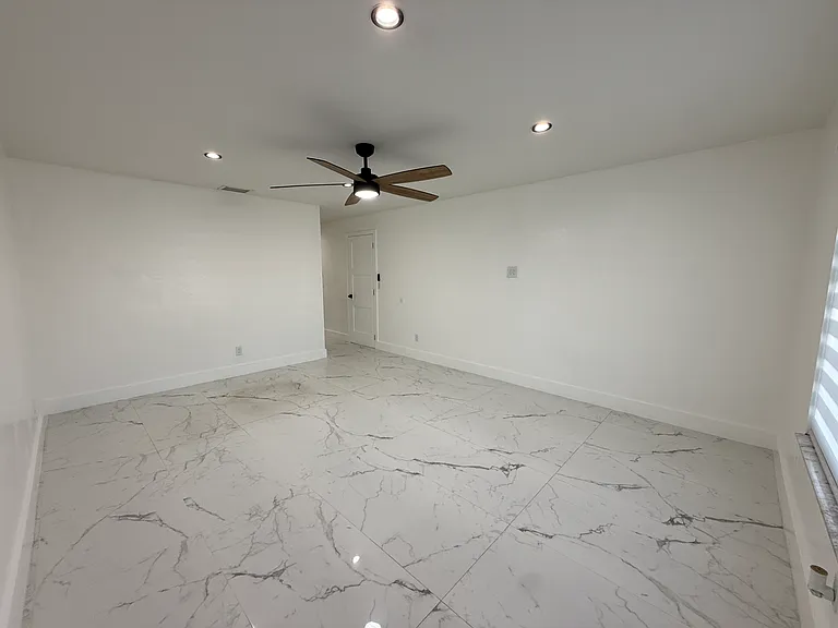 1209 NE 6th Ave — Photo 7