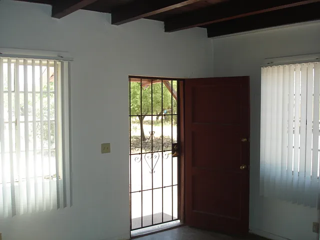 Building Photo - 231 E Delano St #2