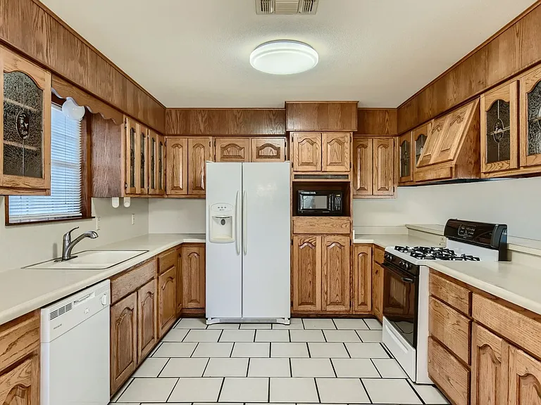 3210 Nantucket Dr — Photo 4