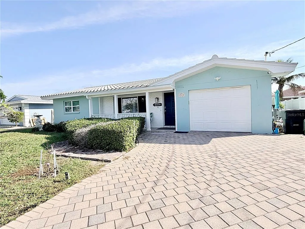 3 bed, 2.0 bath, 1930 sqft, $4,350 — Photo 1