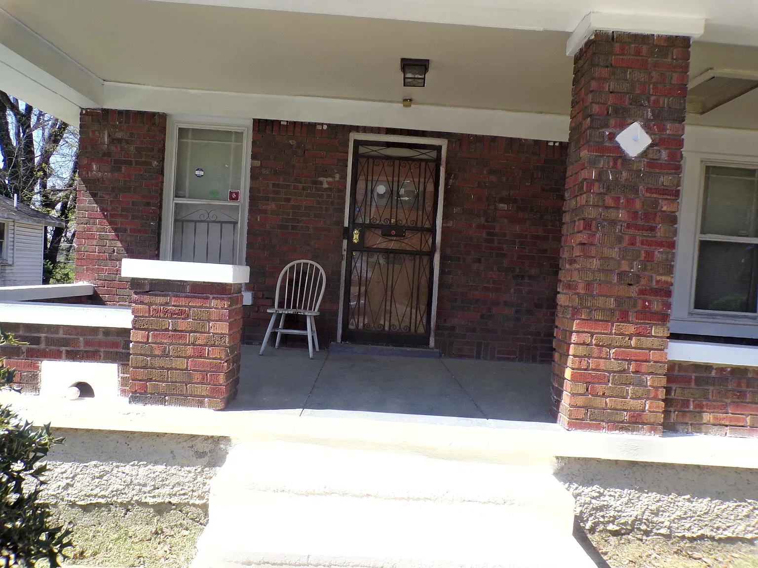 3 bed, 1.0 bath, 1260 sqft, $1,000 — Photo 2