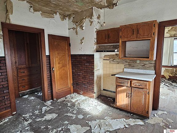 5th image of 402 S Main St