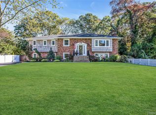 105 Edgewood Ave, Oakdale, NY 11769
