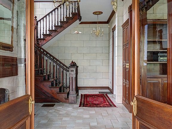 Vestibule to front entry.