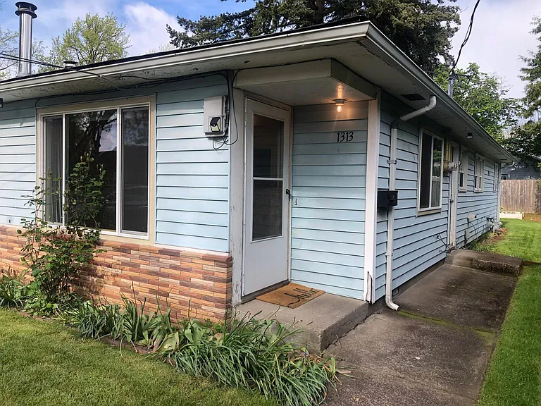 1313 Broadway St SW — Photo 1