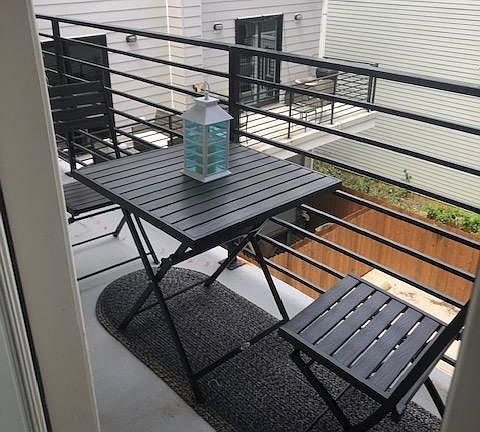 4th image of 1834 Vineyard St #23