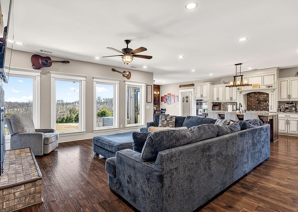 16th image of 3001 Tulip Ln