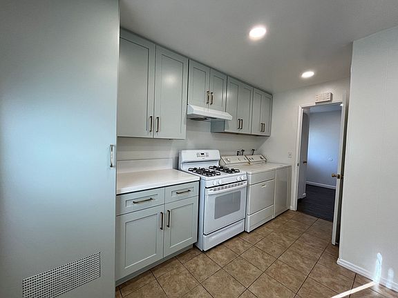 3rd image of 23844 Victory Blvd
