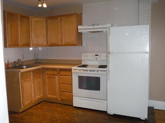 3rd image of 132 Glen St #1