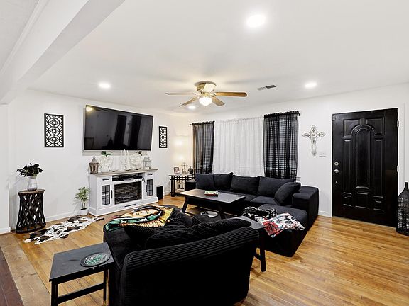 3rd image of 210 E Center St