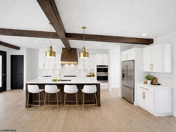 4th image of 102 Iris Ln