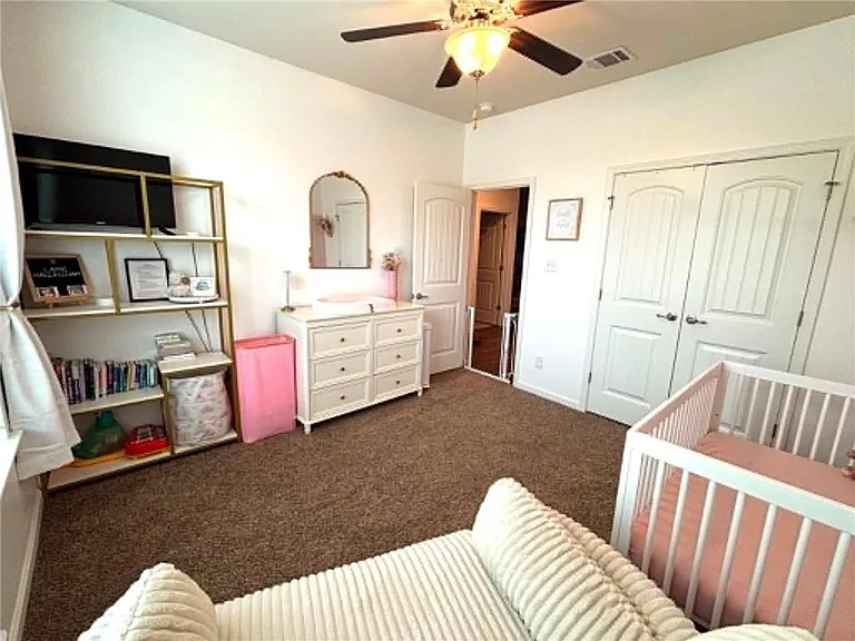 408 Lakeshore Vlg E — Photo 9
