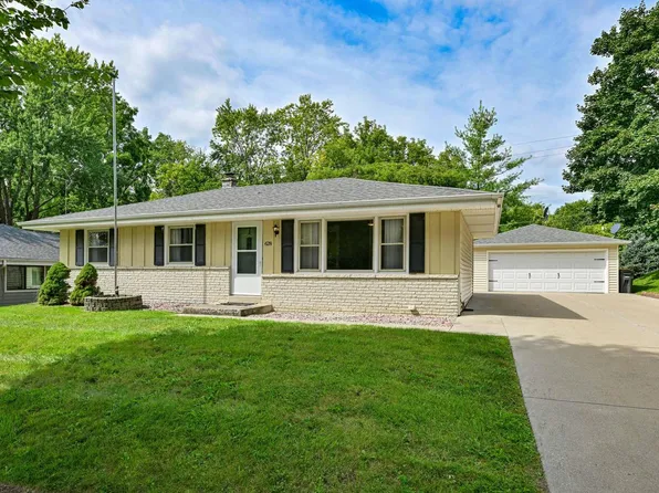 628 Greenmeadow DRIVE, Waukesha, WI 53188