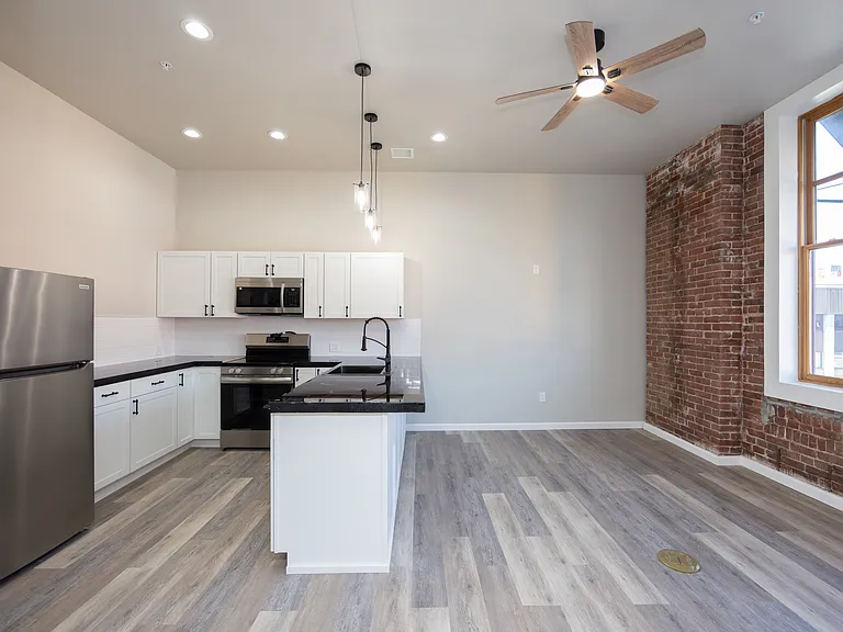 201 E Grand Ave #2 — Photo 9