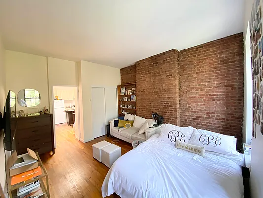 Rented by Compass | media 22