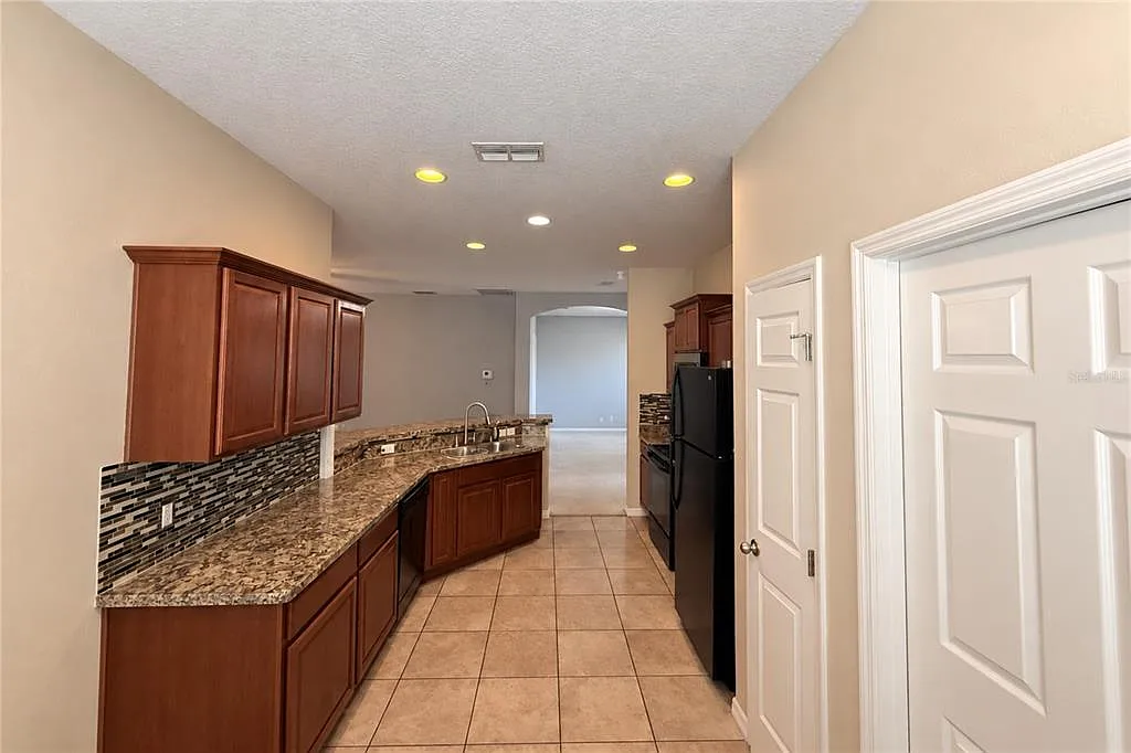 3 bed, 2.0 bath, 1576 sqft, $1,900 — Photo 4