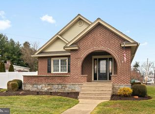 2725 New Falls Rd, Levittown, PA 19056