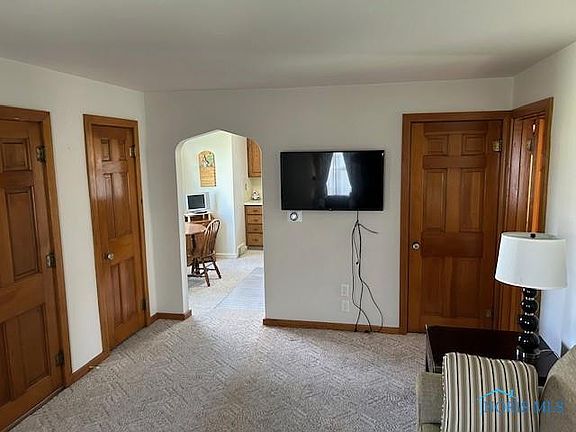 5th image of 344 N Oak St