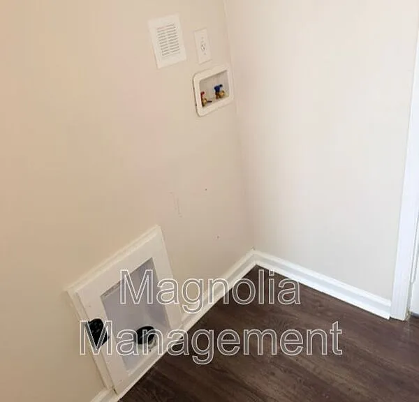 1880 Julia Ave — Photo 2