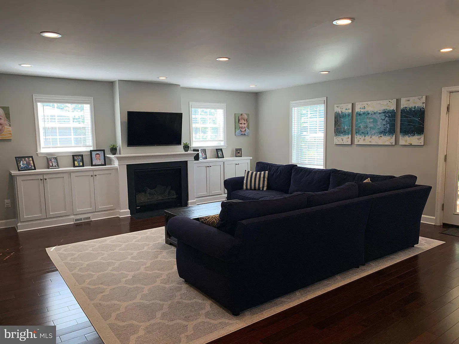4 bed, 2.5 bath, 2276 sqft, $5,200 — Photo 4