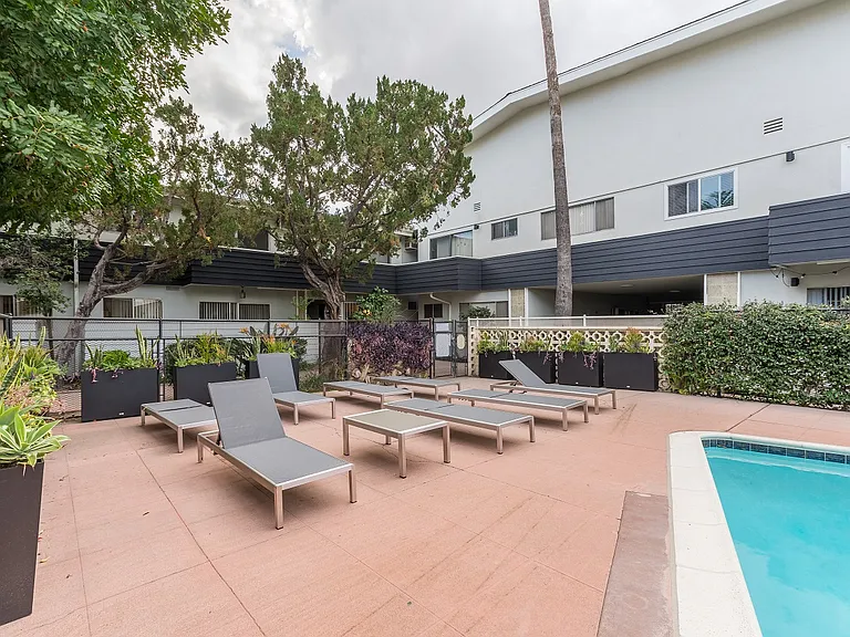 400 N Los Robles Avenue — Photo 9