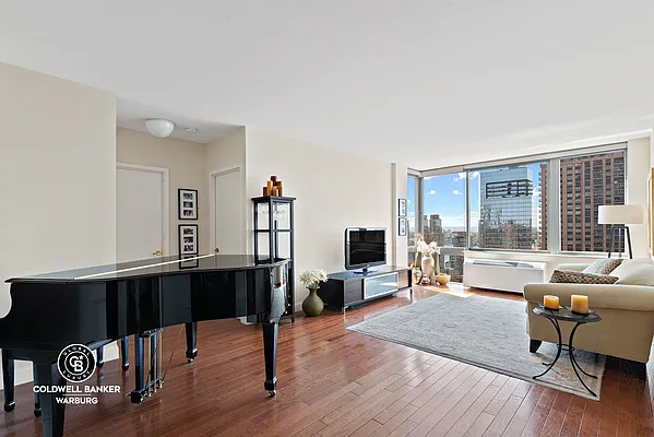Rented by Coldwell Banker Warburg | media 1
