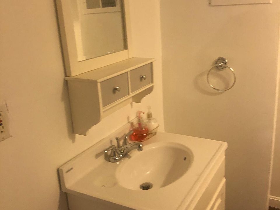 2nd image of 609 Oakwood Rd #B