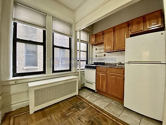 5th image of 10 Bennett Ave #33