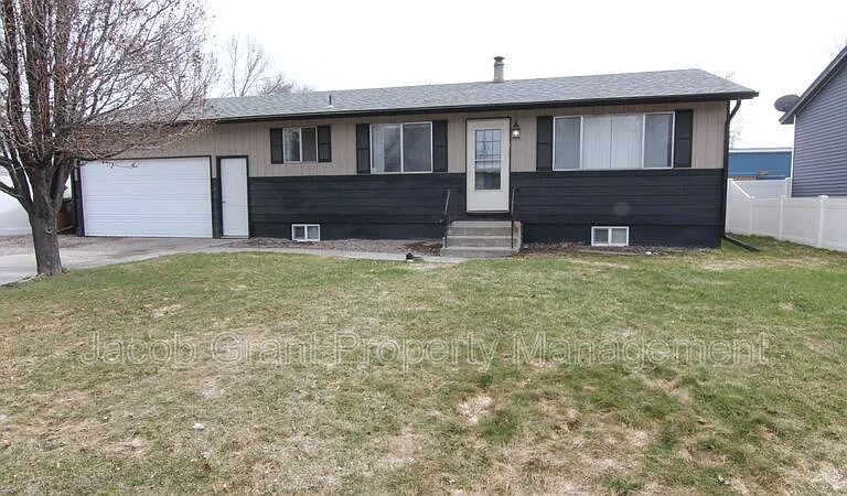 315 James Ave — Photo 1