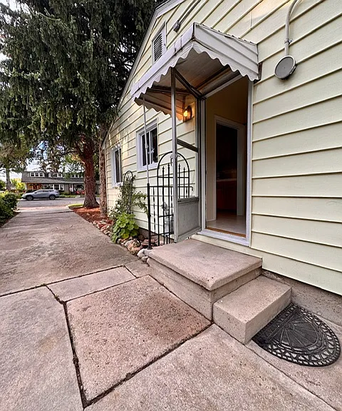 1121 E Madison St — Photo 10
