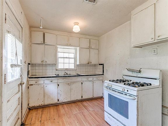 3rd image of 512 SW 49th St
