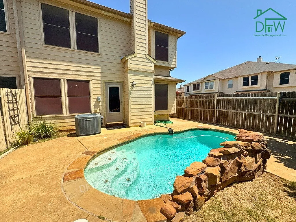 3 bed, 2.5 bath, 1599 sqft, $2,395 — Photo 2