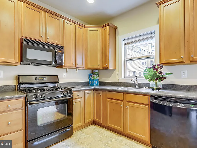 11034 Amherst Ave — Photo 6