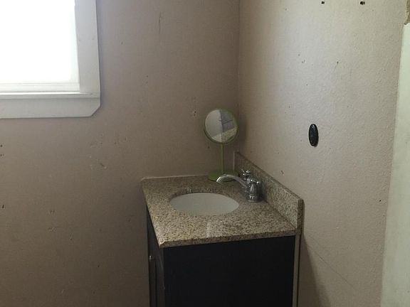 4th image of 225 Ward Ave