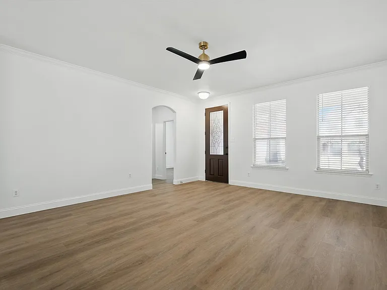 924 Charleston Ln — Photo 2