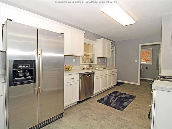 2nd image of 830 Chestnut St