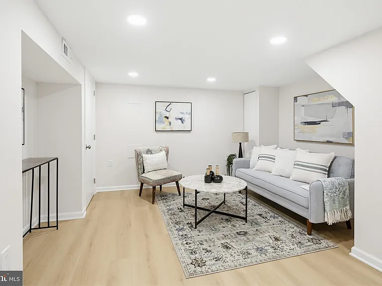 843 E Lombard St — Photo 22