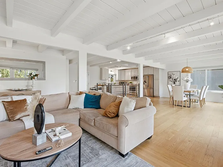2323 Mastlands Dr — Photo 4