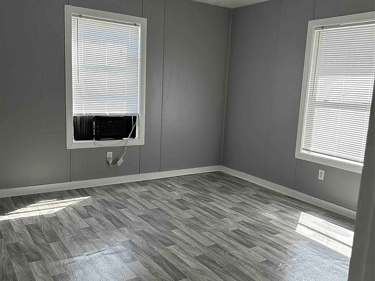 1907 Avenue C #4 — Photo 2