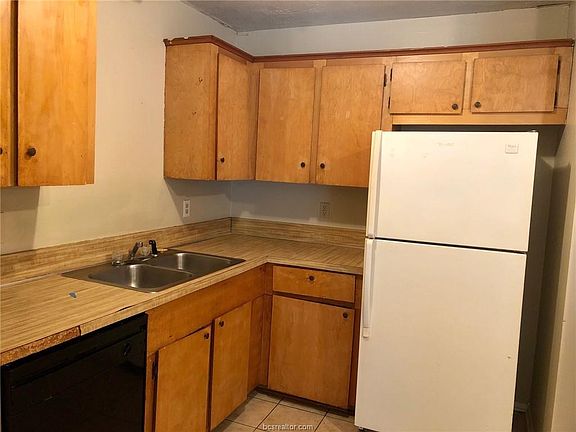 3rd image of 2703 Sprucewood St #B
