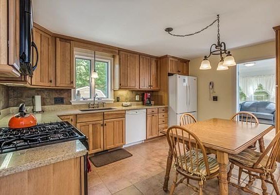 4th image of 17 Arakelian Dr