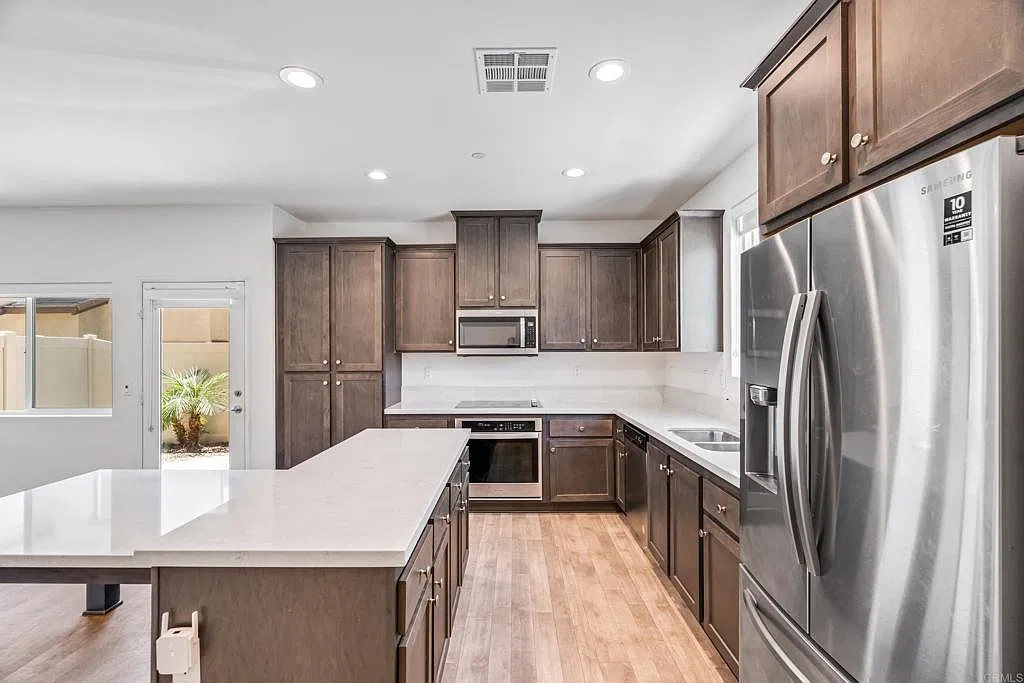 4 bed, 2043 sqft, $4,300 — Photo 4