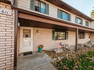 609 Dundee Ln #B, Hartland, WI 53029