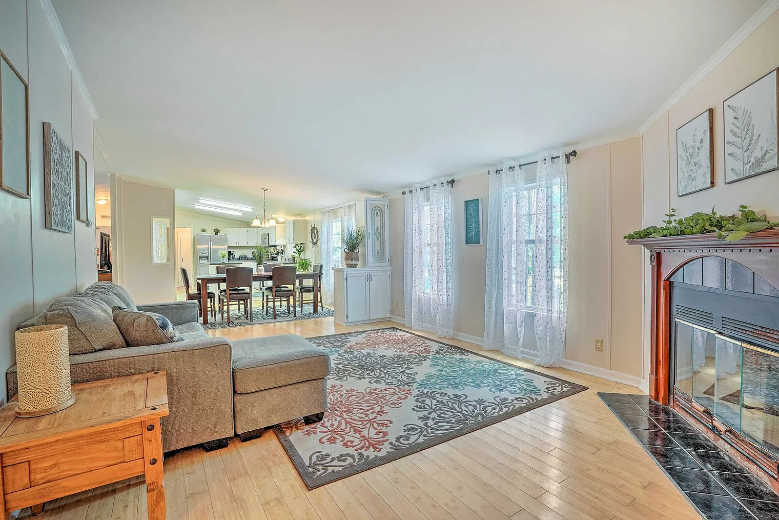 4 bed, 2.0 bath, 2185 sqft, $4,419 — Photo 4